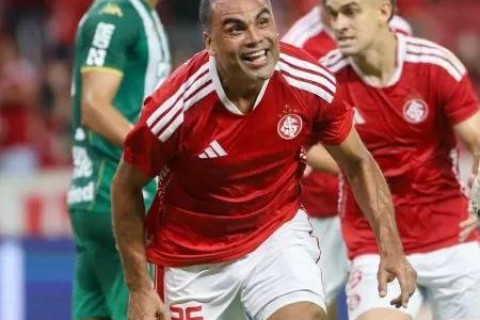 Inter vence Chapecoense e sai da zona do rebaixamento do Brasileirão