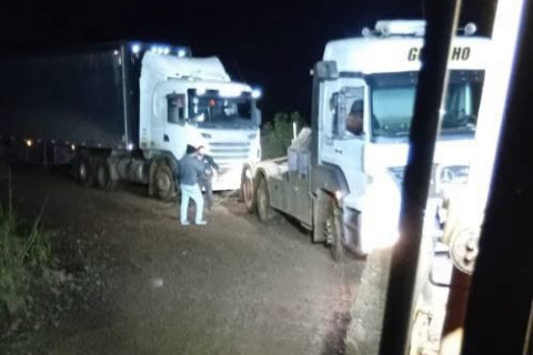 CARRETA ESTÁ HÁ MAIS DE 24 HORAS ATOLADA NO INTERIOR DE CRISSIUMAL