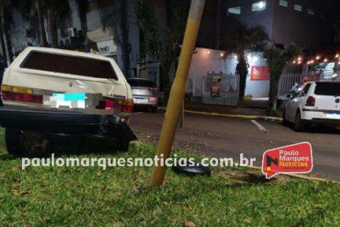 Acidente no centro deixa danos em veículo, árvore e poste de iluminação em Três de Maio