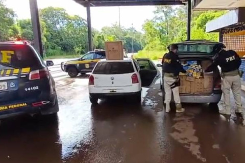 PRF prende dois contrabandistas e apreende veículos carregados de cigarros em Ijuí