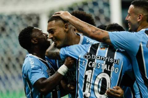 Com gol de pênalti, Grêmio vence o Novo Hamburgo e está nas semifinais do Gauchão